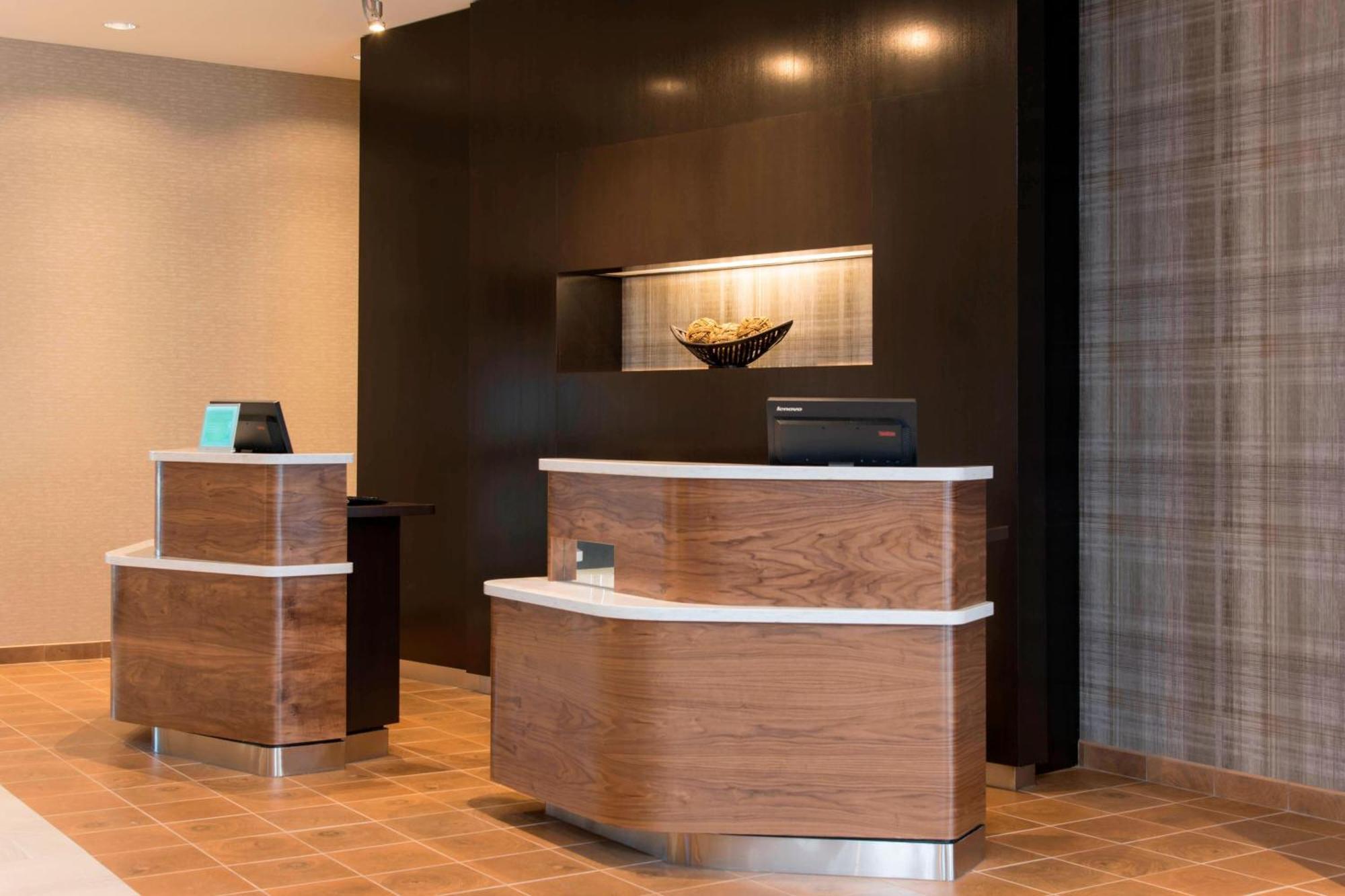 Courtyard By Marriott Holland Downtown Hotel Exterior photo